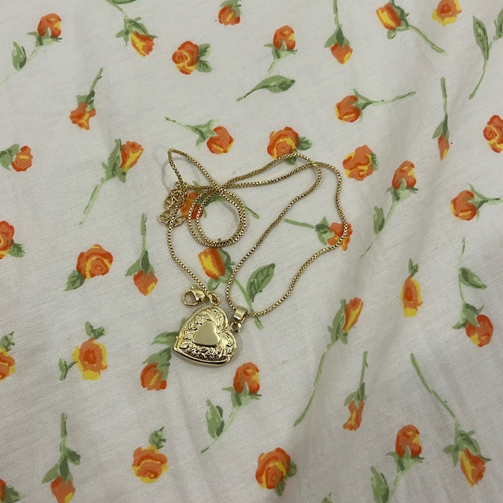 heart pendant gold necklace.